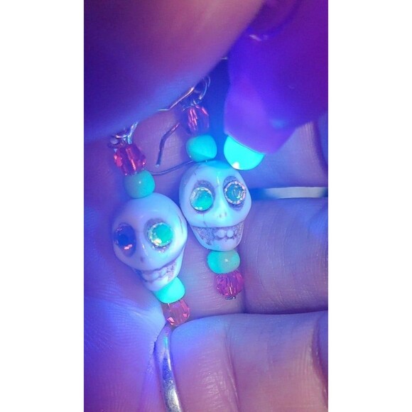 Halloween howlite skull earrings with uranium rhinestones and uv reactive beads - Picture 5 of 12